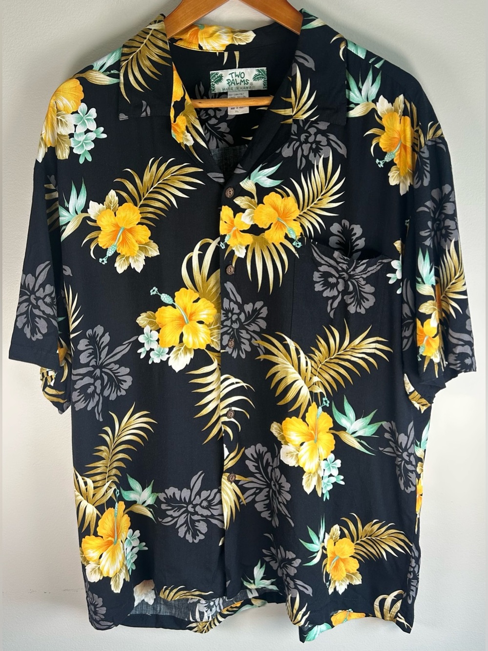 Two Palms Men’s Hawaiian Shirt XL Black Rayon Floral Camp Collar Made in Hawaii